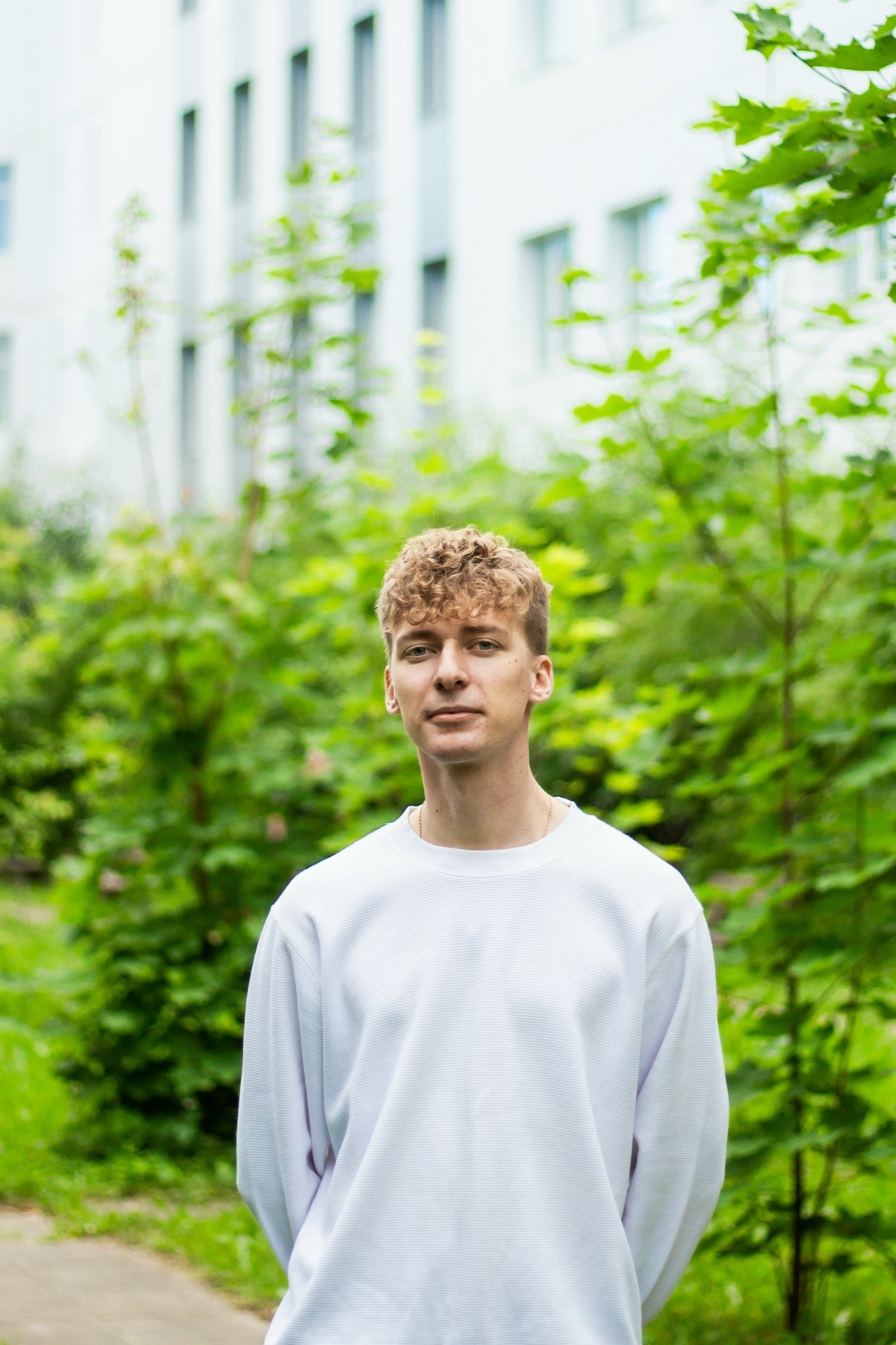 Изображение выглядит как дерево, человек, на открытом воздухе, одежда Содержимое, созданное искусственным интеллектом, может быть неверным.