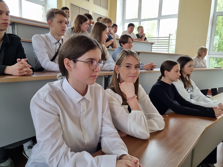 Девятиклассники МАОУ «СОШ №12 им. Олега Кошевого» в гостях у Института педагогики и психологии 