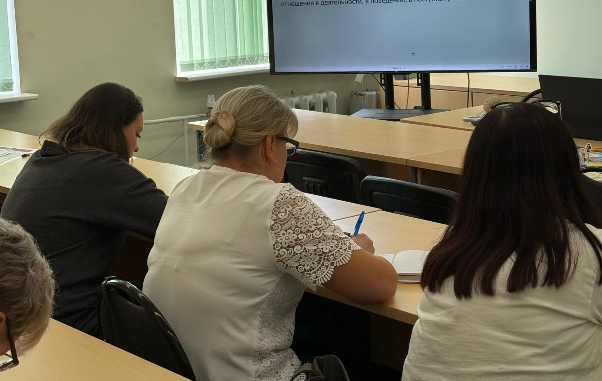 Специалисты по воспитательной работе учебных заведений РК изучают актуальные тенденции патриотизма в СГУ им. Питирима Сорокина