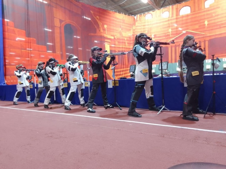 Студентка университета завоевала золото в стрельбе