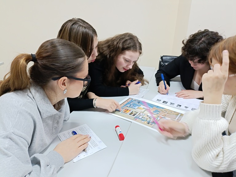 Студенты Института иностранных языков познакомились с «Друзьями Екатерины» 