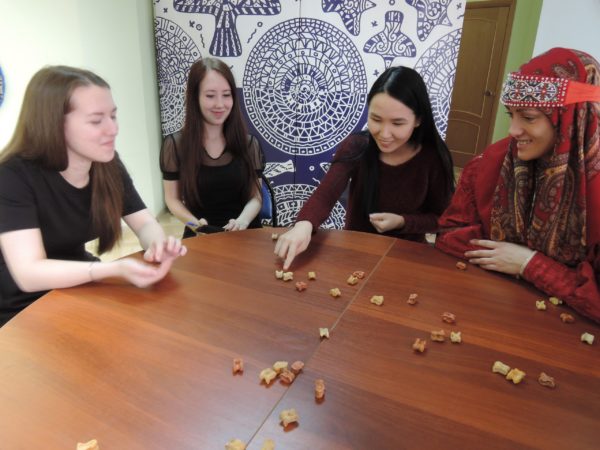 Студентов Школы межэтнической журналистики обучили национальным азартным играм