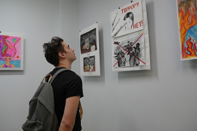 Мир их глазами: в университете открылась выставка рисунков детей Донбасса