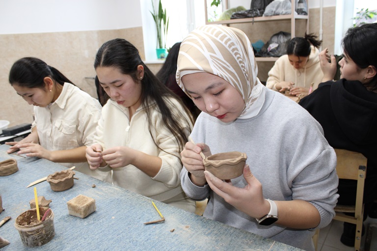 Иностранные студенты познакомились с народными ремеслами Сыктывдина