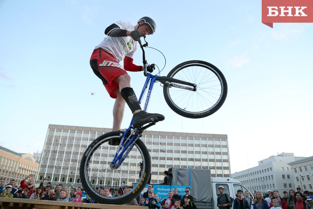 Юбилейная «Велоночь» в Сыктывкара собрала более 5000 любителей велоспорта