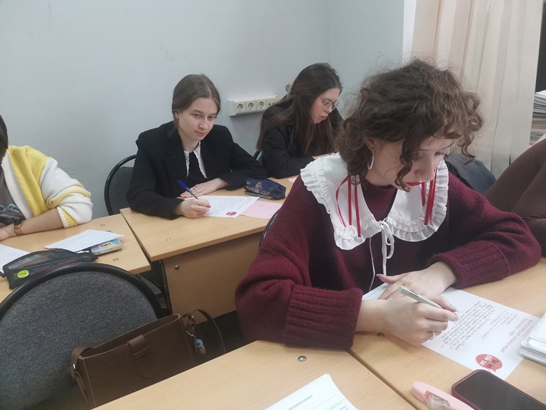 Студенты Института иностранных языков приняли участие во Всероссийской открытой акции «Tolles Diktat-2025»