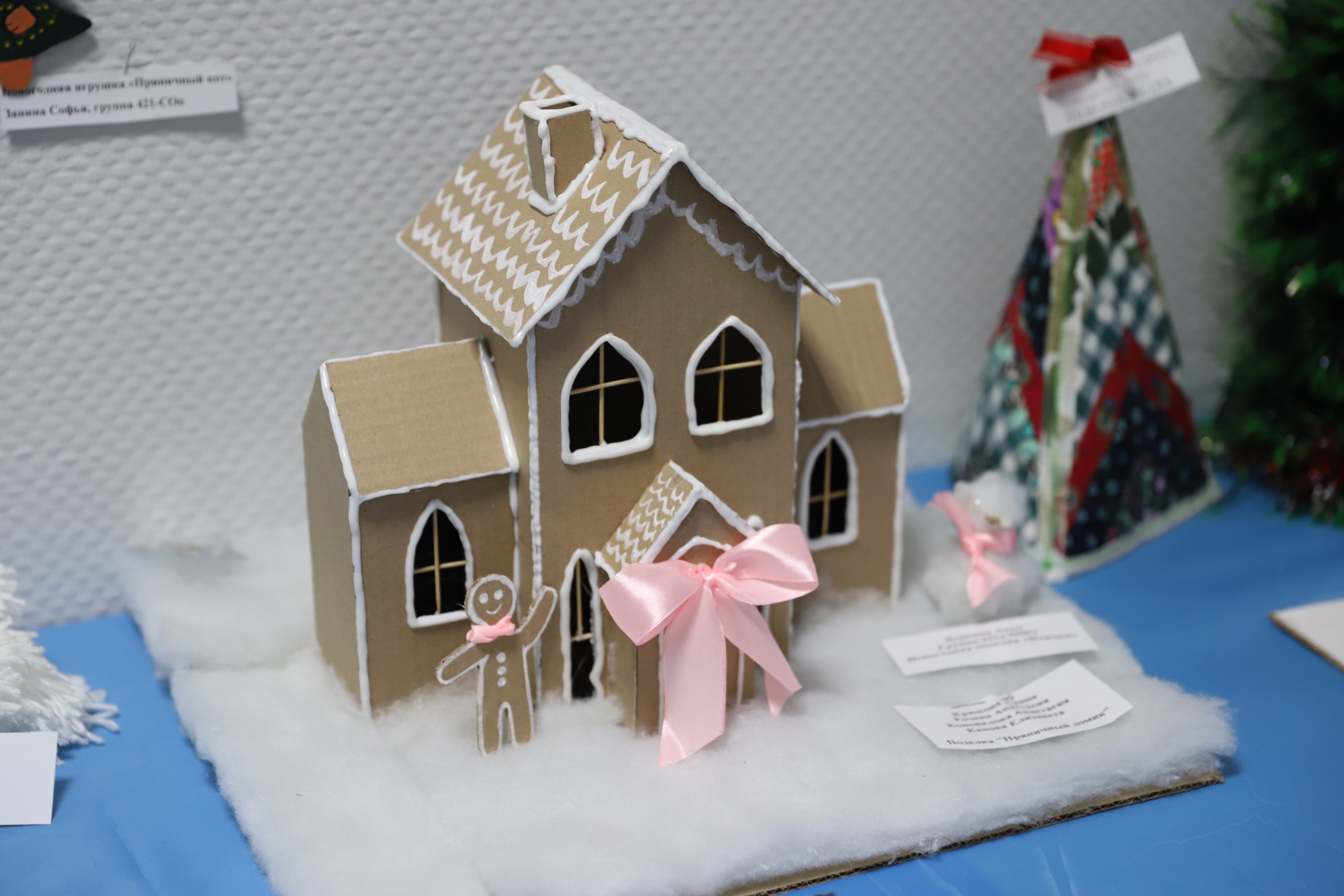 В Институте педагогики и психологии открылась традиционная выставка новогодних творческих работ «Фабрика Деда Мороза»