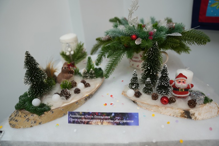 В университете открылась новогодняя выставка «Карнавальная ночь»