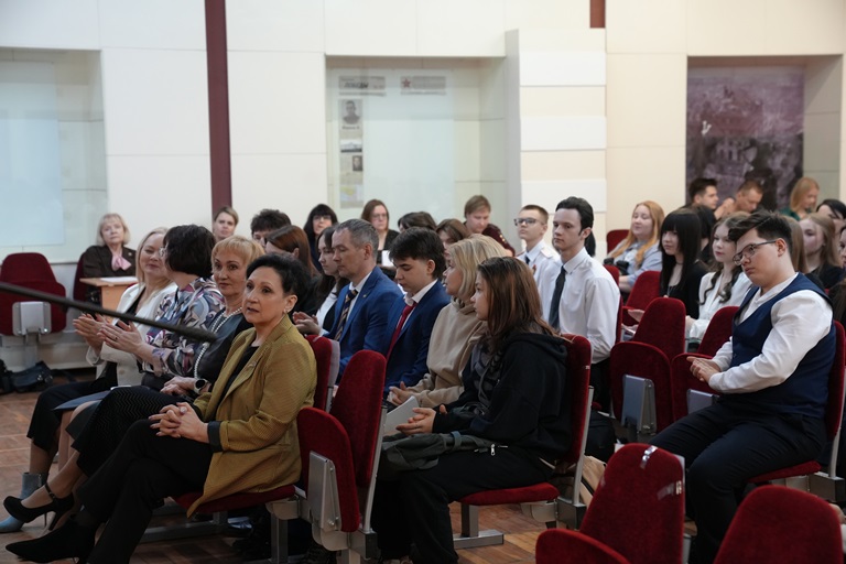 В СГУ им. Питирима Сорокина прошла XII Республиканская межшкольная учебно-исследовательская конференция школьников «Первые шаги»