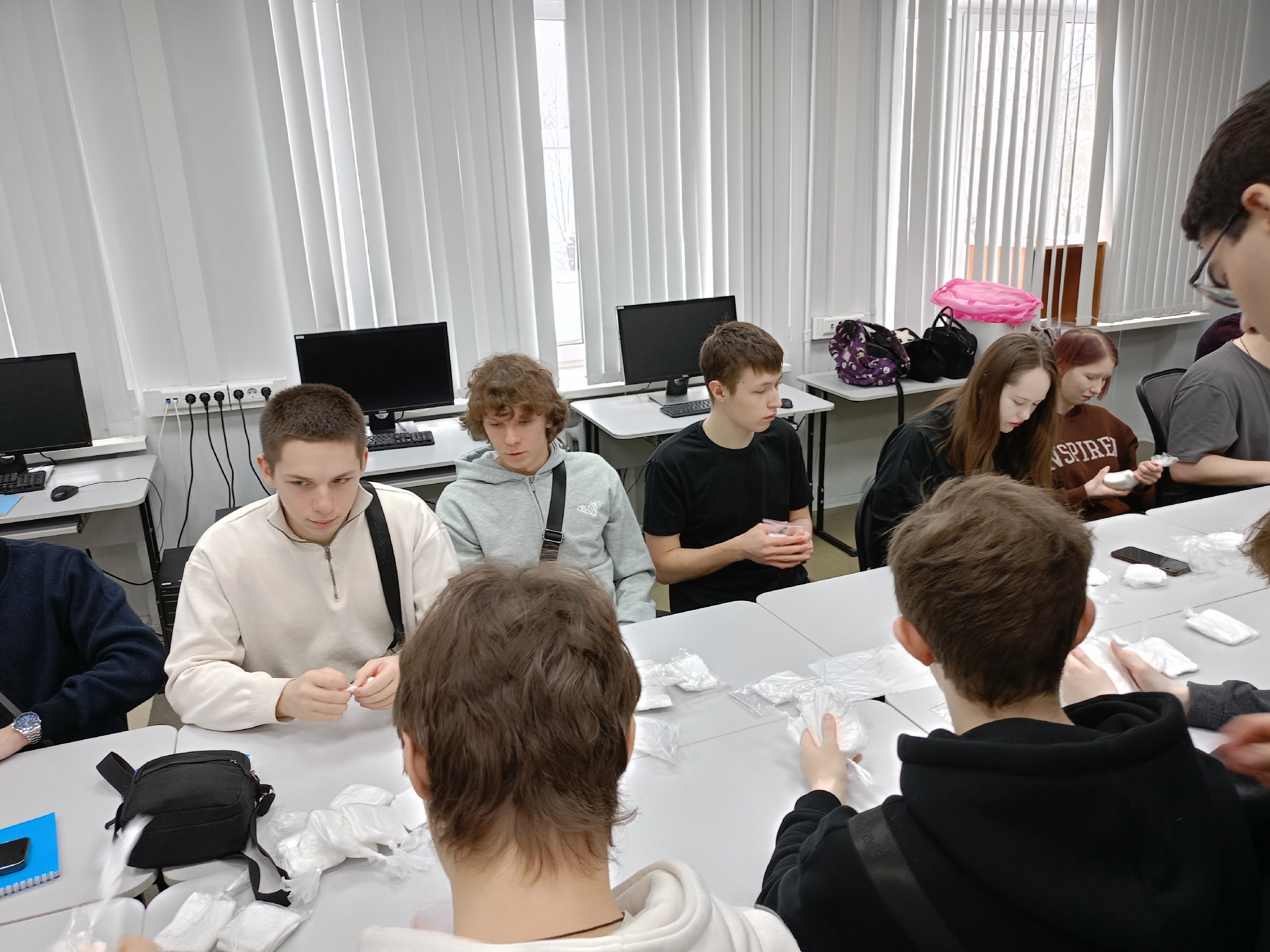 Студенты двух групп изготовили более 300 комплектов «сухого» душа для бойцов в зоне СВО