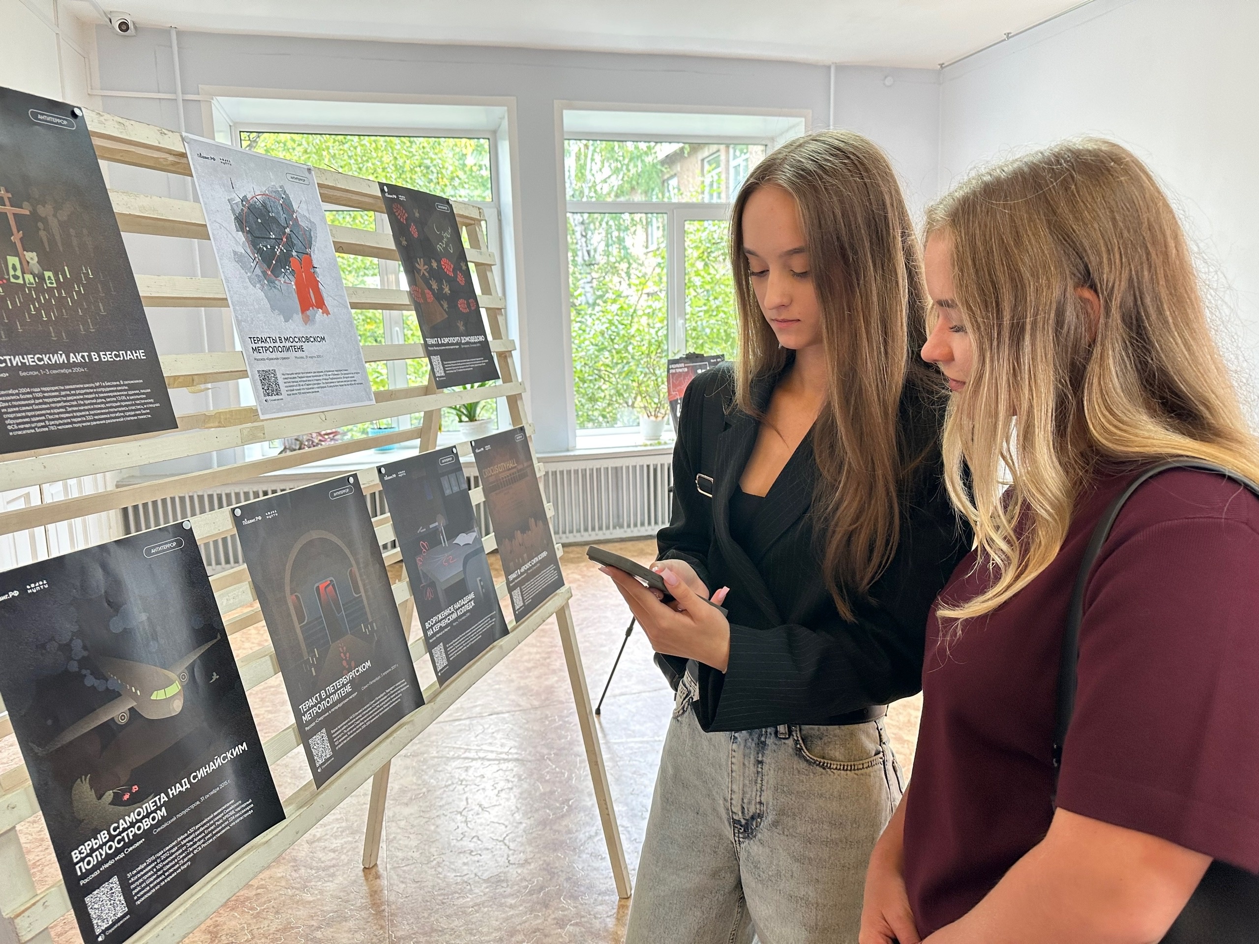 В СГУ им. Питирима Сорокина открылась выставка «История трагических событий» в память о жертвах Беслана