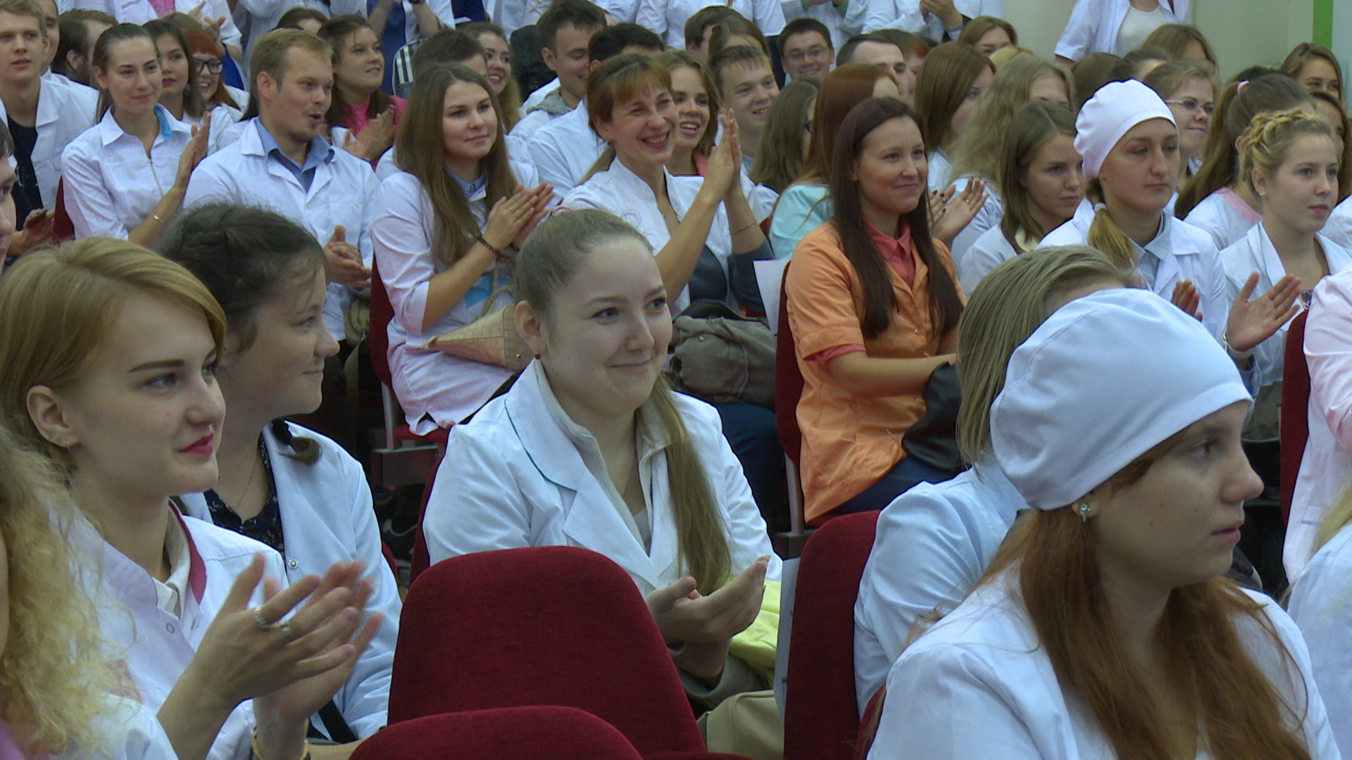 Студенты в белых халатах. Медицинский институт приветствует первый курс