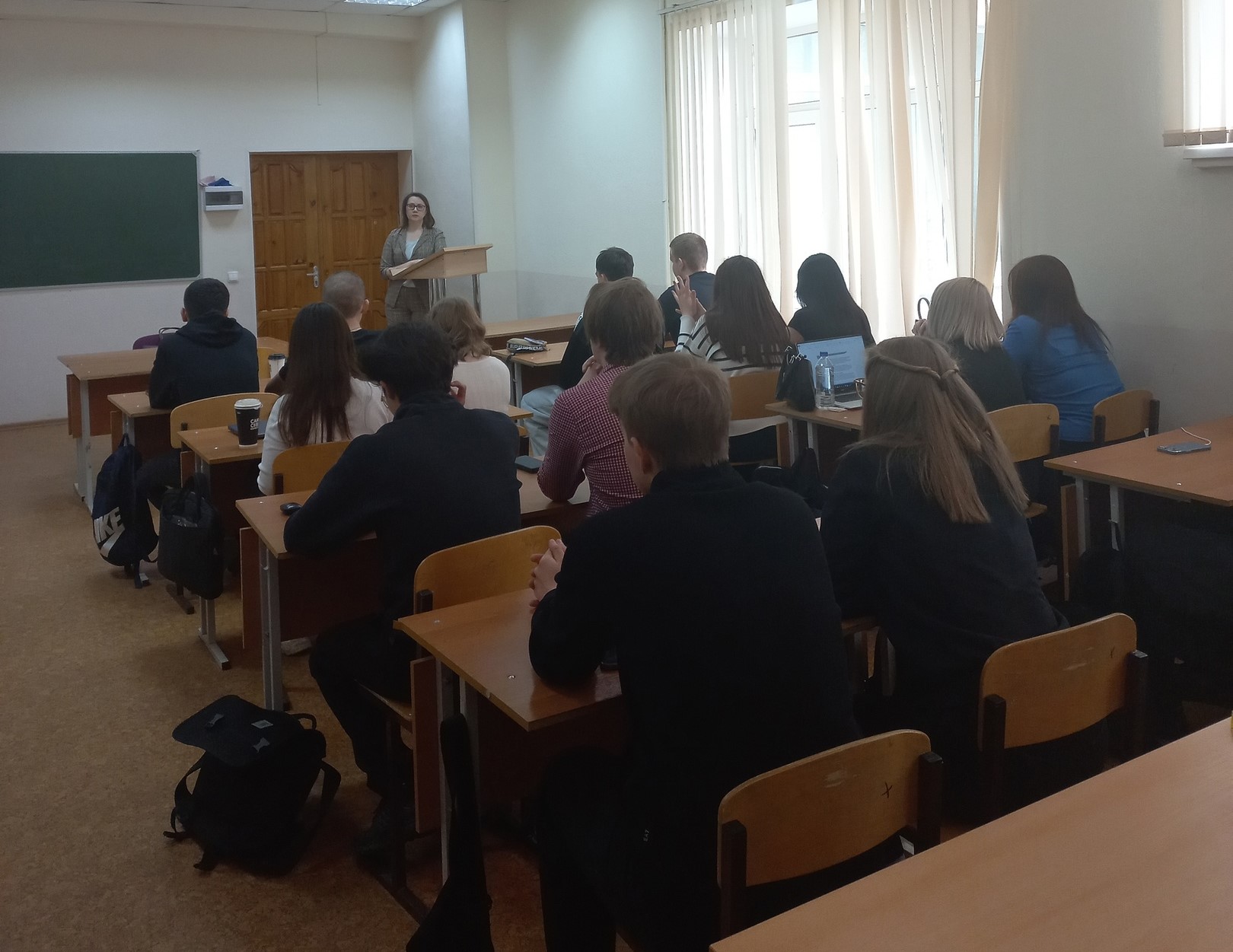 Представитель промышленного предприятия рассказал студентам о нюансах договорной работы