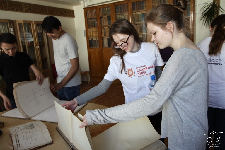 Участники фестиваля «Славянская лира» посетили отдел редких книг и рукописей